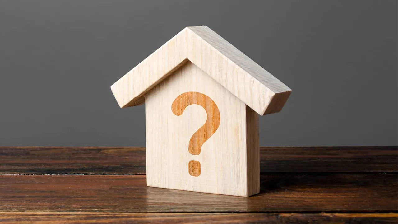 A question mark and a house, symbolizing frequently asked questions about rental deposits and rental deposit guarantees.