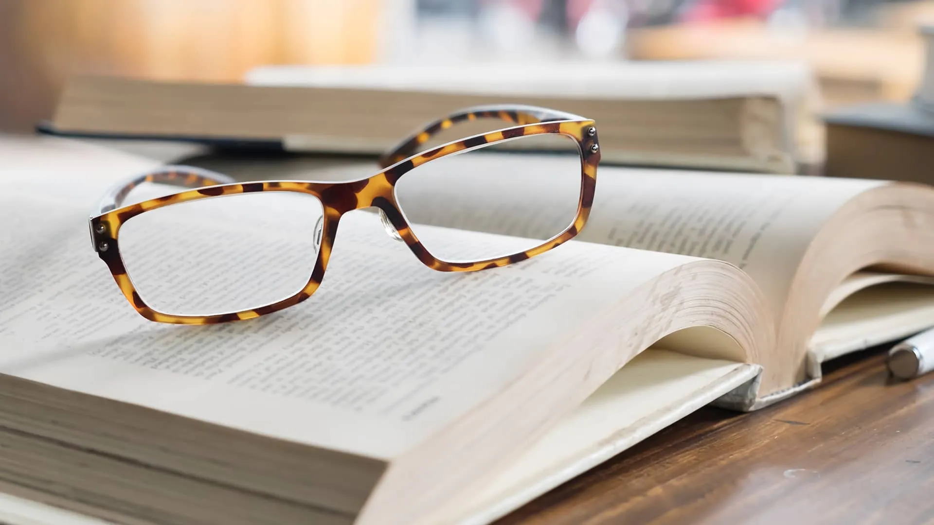 Para okularów spoczywająca na grubej książce przedstawiającej "prawo najmu", symbolizująca głębsze zrozumienie tematu.